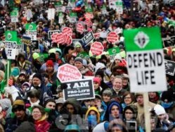 Американцы отметили годовщину легализации абортов в стране многотысячной акцией протеста. 